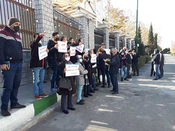 تجمع برخی از سهامداران بورس مقابل مجلس تجمع برخی از سهامداران بورس مقابل مجلس