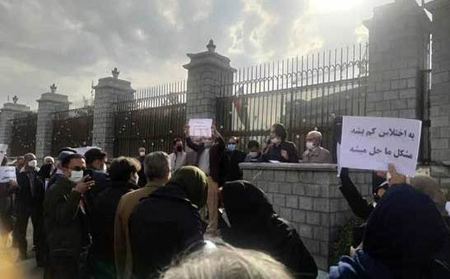بیگانگان در حال خوراک دادن به فرهنگیان معترض هستند بیگانگان در حال خوراک دادن به فرهنگیان معترض هستند