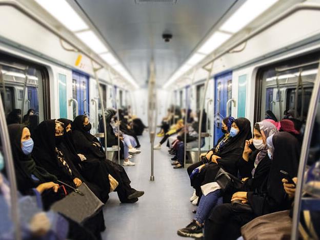 بر اساس نامه دادسرای انقلاب مشهد، ماموران مترو میتوانند به «زنان بد حجاب» تذکر لسانی دهند بر اساس نامه دادسرای انقلاب مشهد، ماموران مترو میتوانند به «زنان بد حجاب» تذکر لسانی دهند