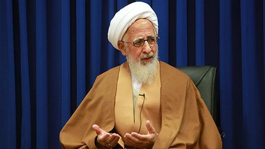 آیت الله جوادی آملی: بر فرض با فشار انسان این روسری را یک قدری جلو بیاورد، این که عفاف و حجاب نیست / مساله حجاب با فشار سرنیزه حل نمی&zwnj;شود