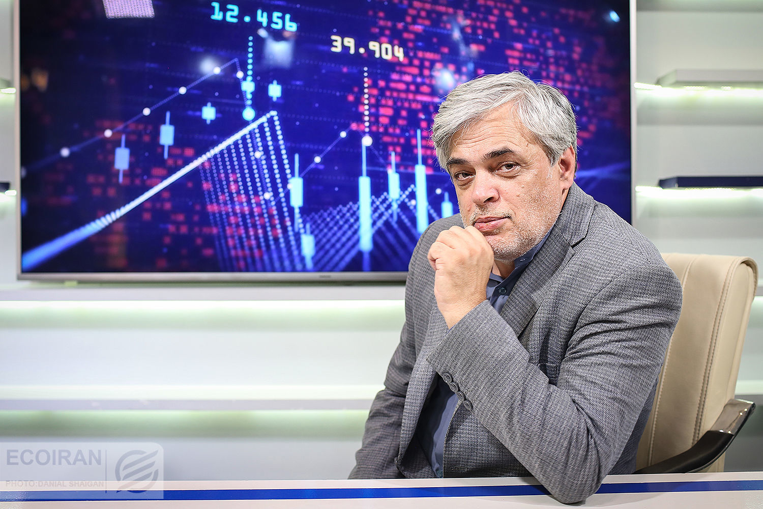 کنایه مهاجری به رئیسی/مشکل را با جیغ نمی&zwnj;شود حل کرد