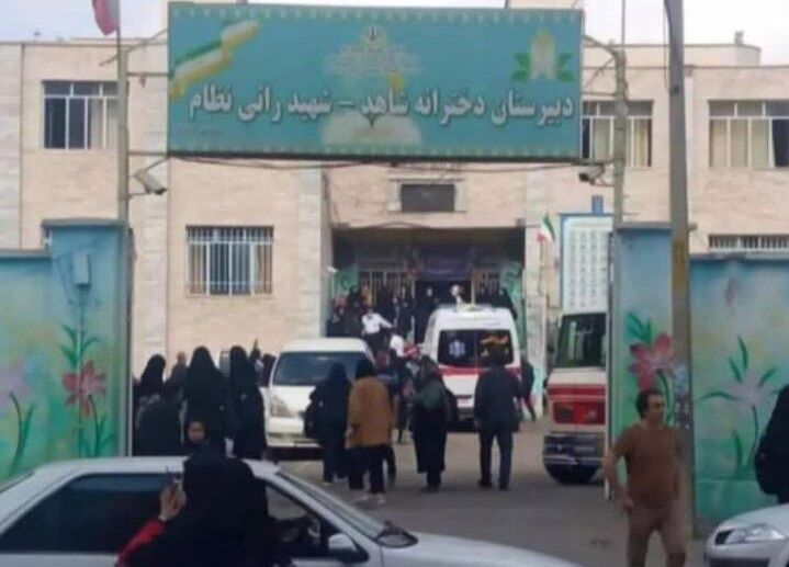 خبرگزاری دولت: در ماجرای مدرسه دخترانه شاهد اردبیل، برخی دانشآموزان در مخالفت با فراخوان مدرسه شعار «زن، زندگی، آزادی» سر دادند / پلیس هم دانشآموزان را به درون مدرسه هدایت کرد / میان اولیای دانشآموزان و مدیران مدرسه نیز برخوردهایی ایجاد شد خبرگزاری دولت: در ماجرای مدرسه دخترانه شاهد اردبیل، برخی دانشآموزان در مخالفت با فراخوان مدرسه شعار «زن، زندگی، آزادی» سر دادند / پلیس هم دانشآموزان را به درون مدرسه هدایت کرد / میان اولیای دانشآموزان و مدیران مدرسه نیز برخوردهایی ایجاد شد