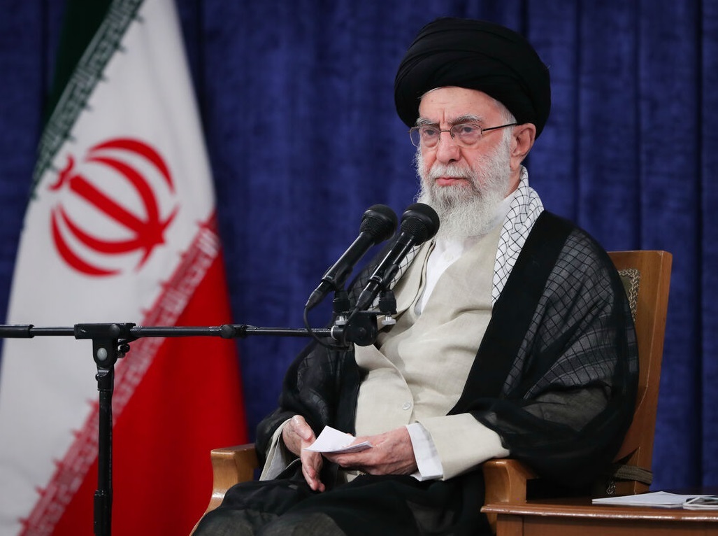 رهبر معظم انقلاب: برخی خیال میکنند آمریکا یک قدرت دست نخوردنی است؛ آمریکا کاملاً آسیبپذیر است رهبر معظم انقلاب: برخی خیال میکنند آمریکا یک قدرت دست نخوردنی است؛ آمریکا کاملاً آسیبپذیر است