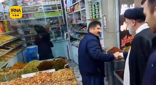 چرا زن سنندجی در بازار، پشتش را به رئیس جمهور کرد و رفت؟ چرا زن سنندجی در بازار، پشتش را به رئیس جمهور کرد و رفت؟