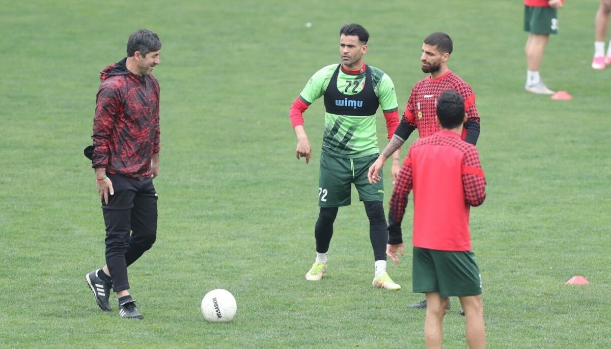 کریم باقری مهاجم خارجی پرسپولیس را شست و پهن کرد
