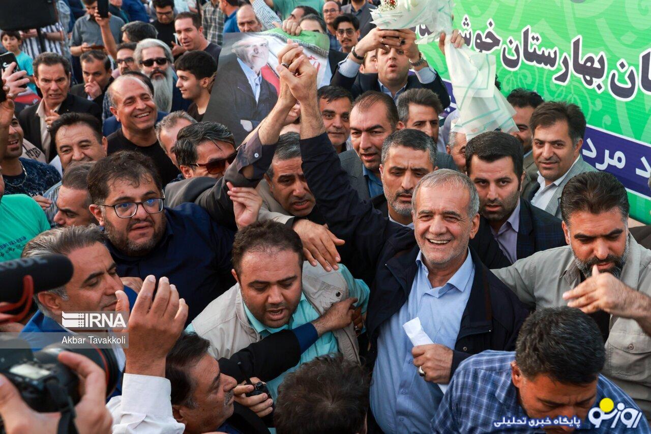 ببینید | رفتار جالب پزشکیان از سلفی با دختر نوجوان ببینید | رفتار جالب پزشکیان از سلفی با دختر نوجوان
