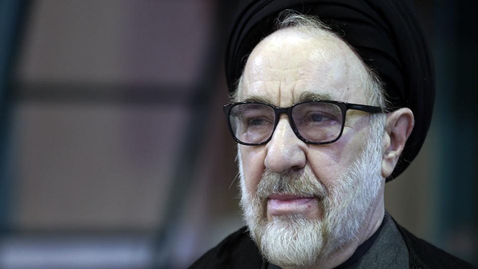 نامه سرگشاده عباس عبدی به سید محمد خاتمی ؛ تغییر را کلید بزنید نامه سرگشاده عباس عبدی به سید محمد خاتمی ؛ تغییر را کلید بزنید