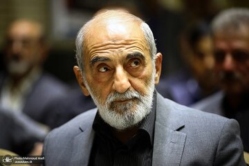 حمله شدید حسین شریعتمداری به حسین مرعشی بخاطر مطرح کردن ناکافی بودن اختیارات رئیس جمهور