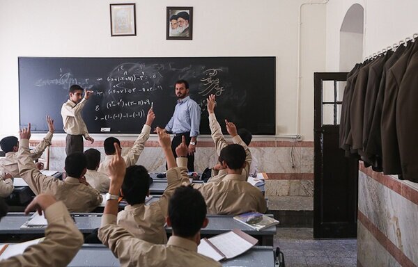 کمبود معلم با یک «خبر خوش» جبران نمی‌شود/ نمی‌توان کمبود معلم را با تمدید خدمت بازنشستگان پنهان کرد