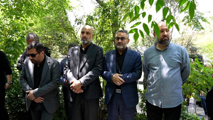 خاکسپاری فرزاد جمشیدی با حضور مجریان و هنرمندان خاکسپاری فرزاد جمشیدی با حضور مجریان و هنرمندان