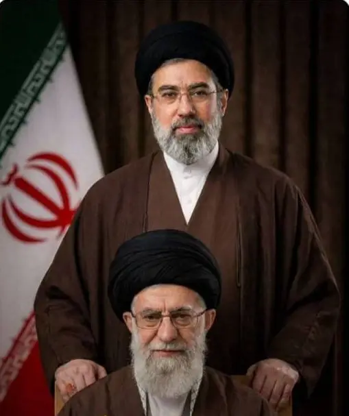 آیت الله سید مجتبی خامنهای بر پیکر پدر نماز میخواند؟ آیت الله سید مجتبی خامنهای بر پیکر پدر نماز میخواند؟