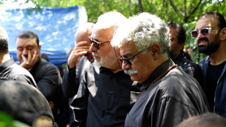 خاکسپاری فرزاد جمشیدی با حضور مجریان و هنرمندان خاکسپاری فرزاد جمشیدی با حضور مجریان و هنرمندان