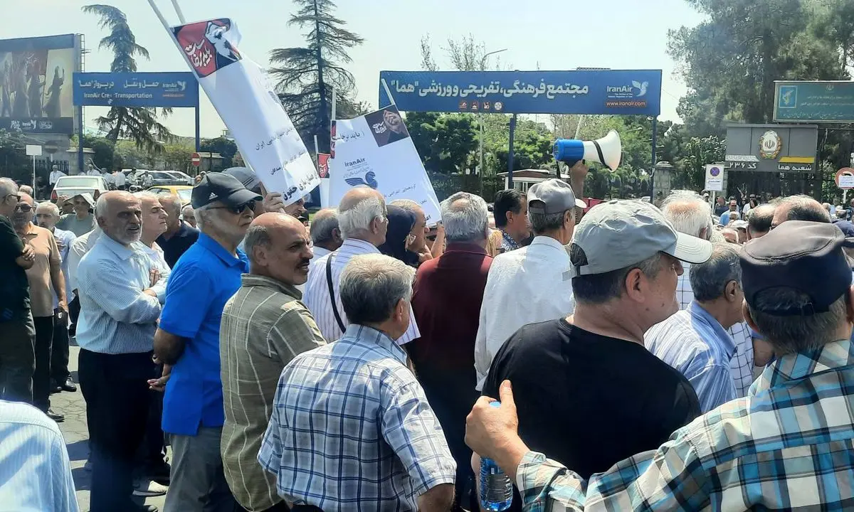 تجمع بازنشستگان هما در تهران/ قانون رعایت شود تجمع بازنشستگان هما در تهران/ قانون رعایت شود