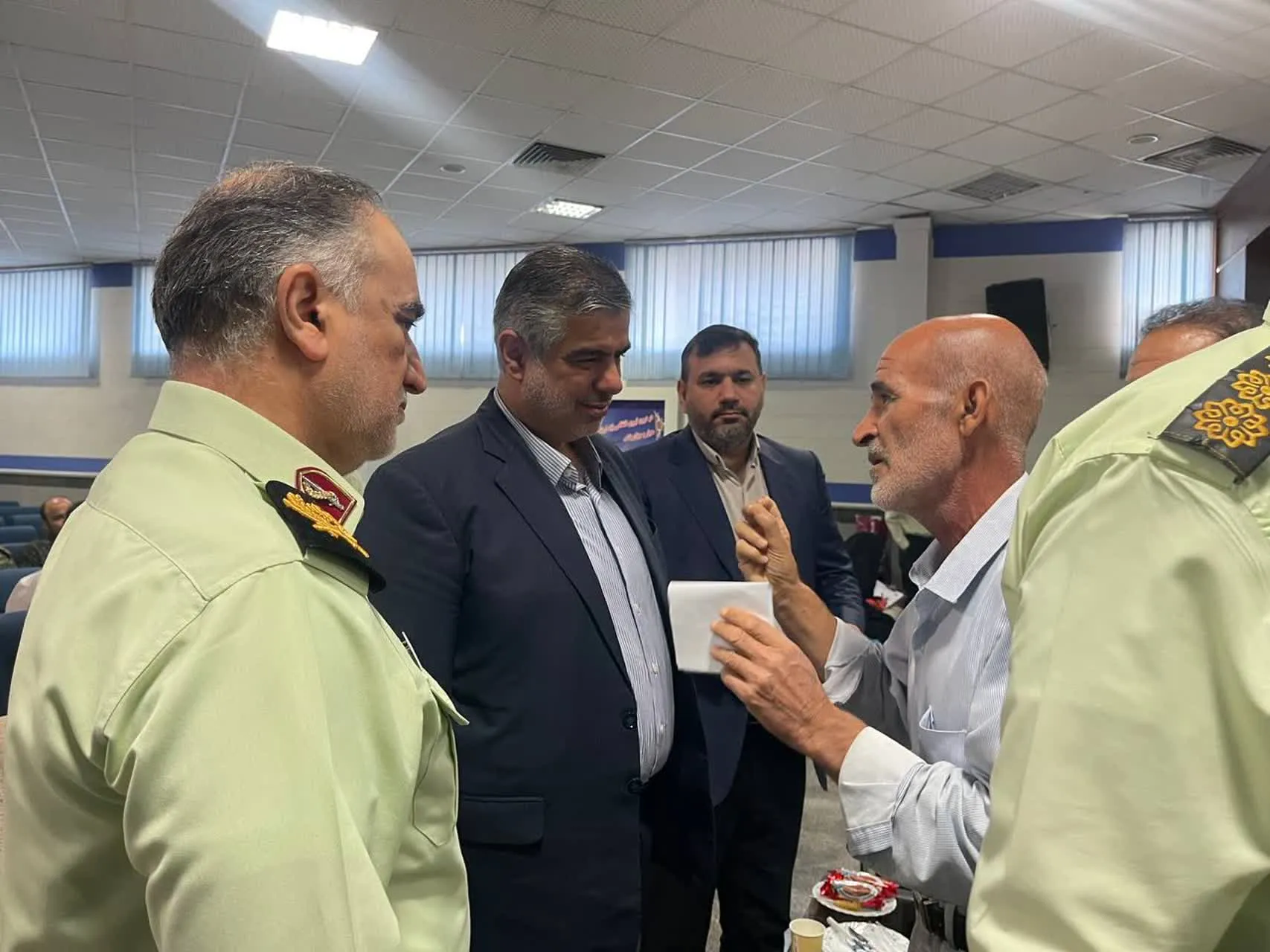 استاندار مرکزی: میز خدمت فراجا گرهگشای مشکلات کارکنان و بازنشستگان است استاندار مرکزی: میز خدمت فراجا گرهگشای مشکلات کارکنان و بازنشستگان است