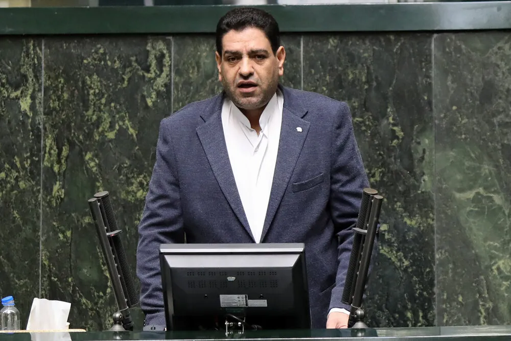 انتقاد نماینده مجلس به رئیس سازمان اداری و استخدامی/ چرا تبدیل وضعیت نیروهای شرکتی اجرایی نمی‌شود؟