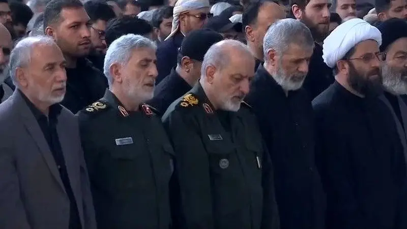 چه کسانی در صف اول نماز رهبر شهید حاضر بودند؟ چه کسانی در صف اول نماز رهبر شهید حاضر بودند؟