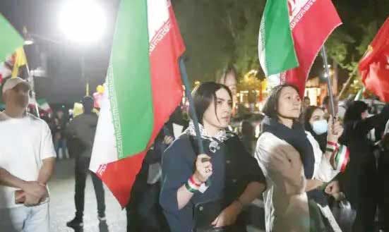 مجلس هنوز باز نشده حجاب بر سر کرد تا اقتصاد دیده نشود! مجلس هنوز باز نشده حجاب بر سر کرد تا اقتصاد دیده نشود!